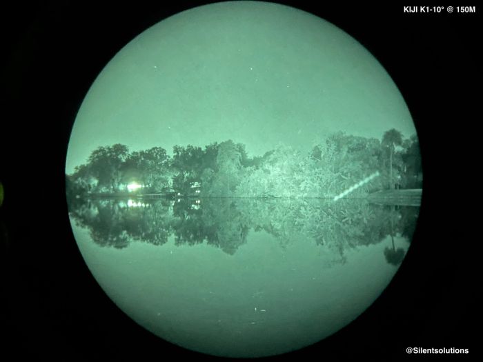 Вид збоку B.E. Meyers KIJI K1-10 у нічний час