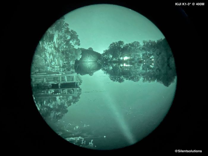 Вид збоку B.E. Meyers KIJI K1-10 у нічний час