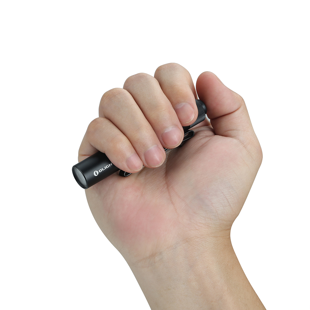 Ліхтар Olight I3T EOS у руці