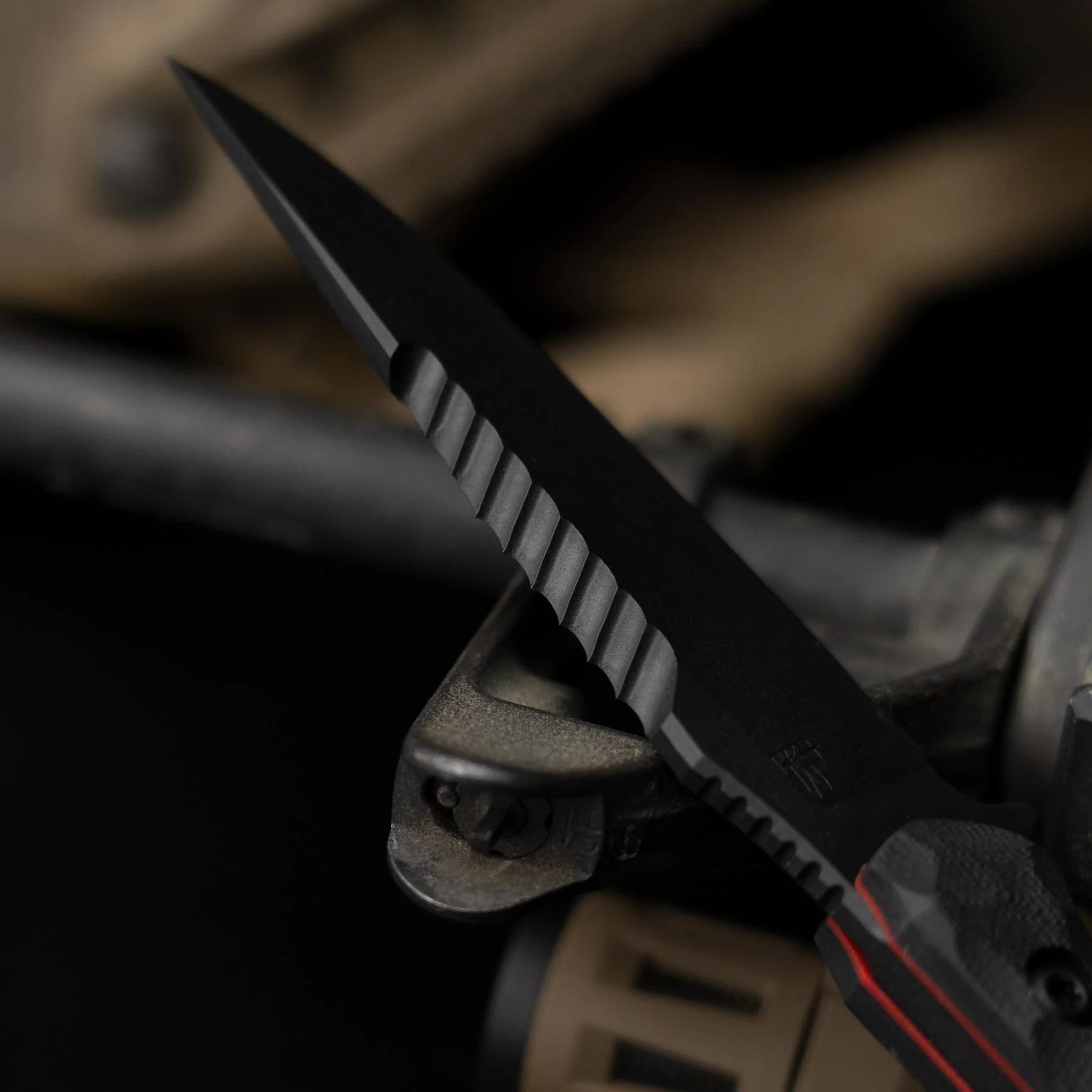 Вид ножа Darter Shadow Black з зворотними зубцями