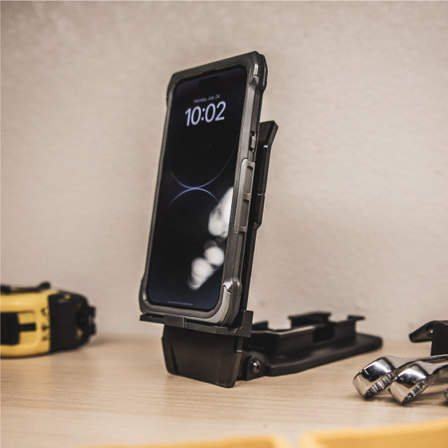 Індуктивний зарядний пристрій Juggernaut Case Benchtop на столі