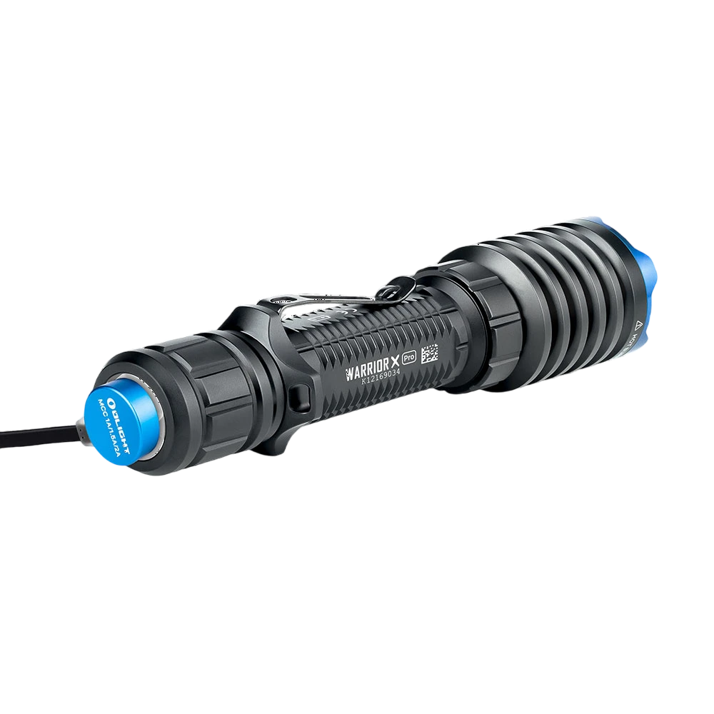 Ліхтар Warrior X Pro на металевій поверхні завдяки магнітній базі