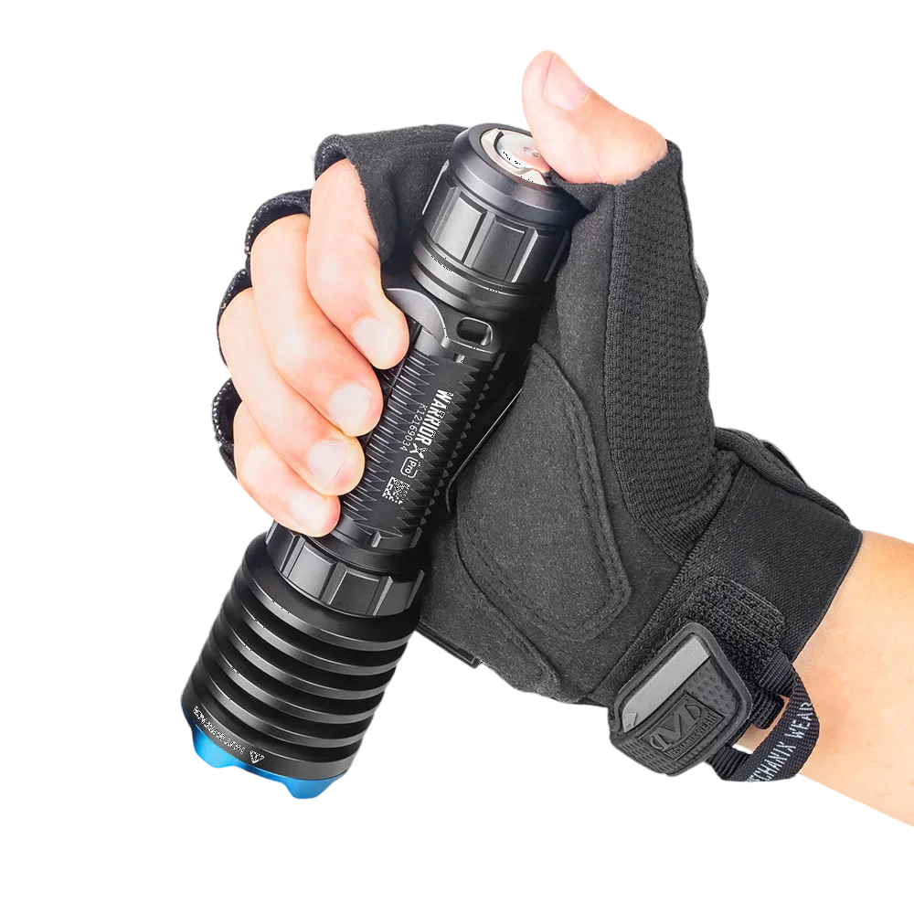 Ліхтар Warrior X Pro у руці