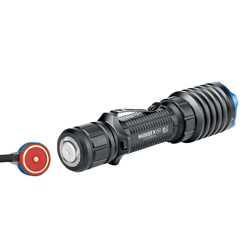 Ліхтар Warrior X Pro на металевій поверхні завдяки магнітній базі