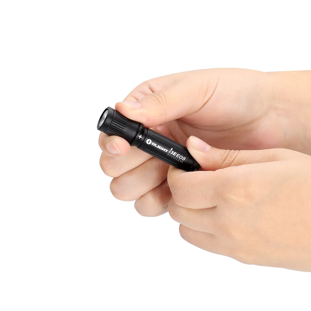 Ліхтар Olight I3E EOS в руці