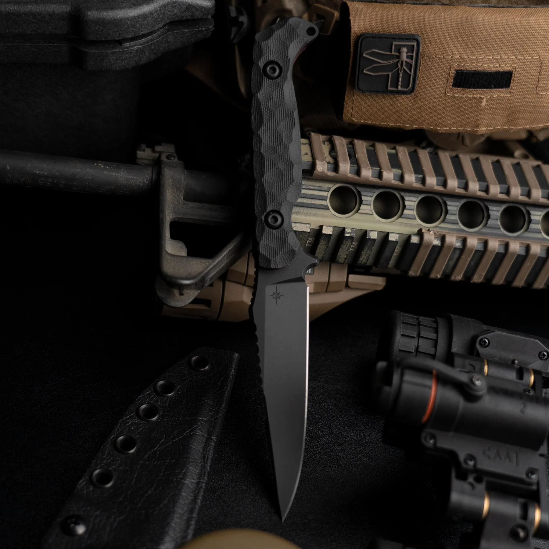 Вид ножа Darter Shadow Black на бойовому спорядженні
