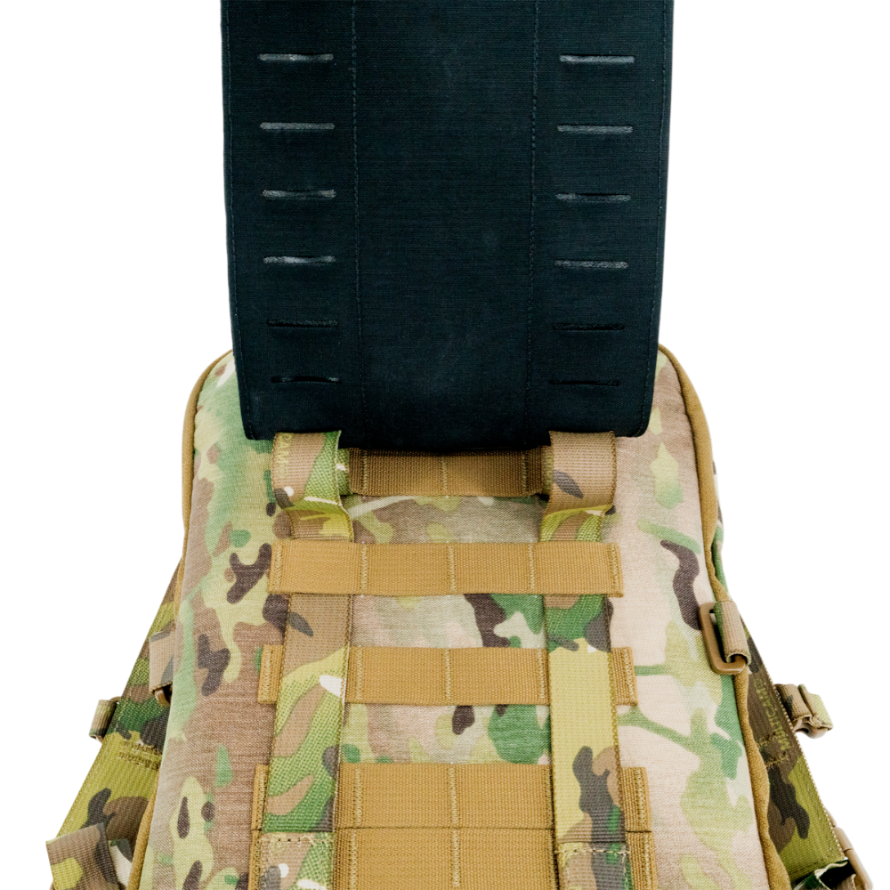 Амортизаційна вставка Flatpack BackPad у чорному кольорі, встановлена на рюкзаку