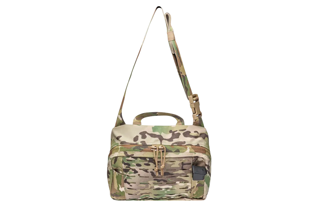 Вид спереду на сумку з закріпленим спорядженням і ременем