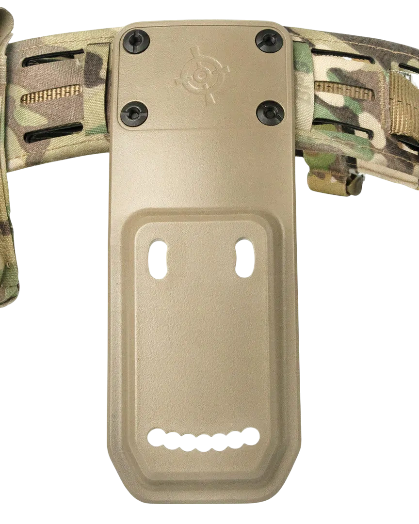 Адаптер для кобури, закріплений на камуфльованому бойовому ремені