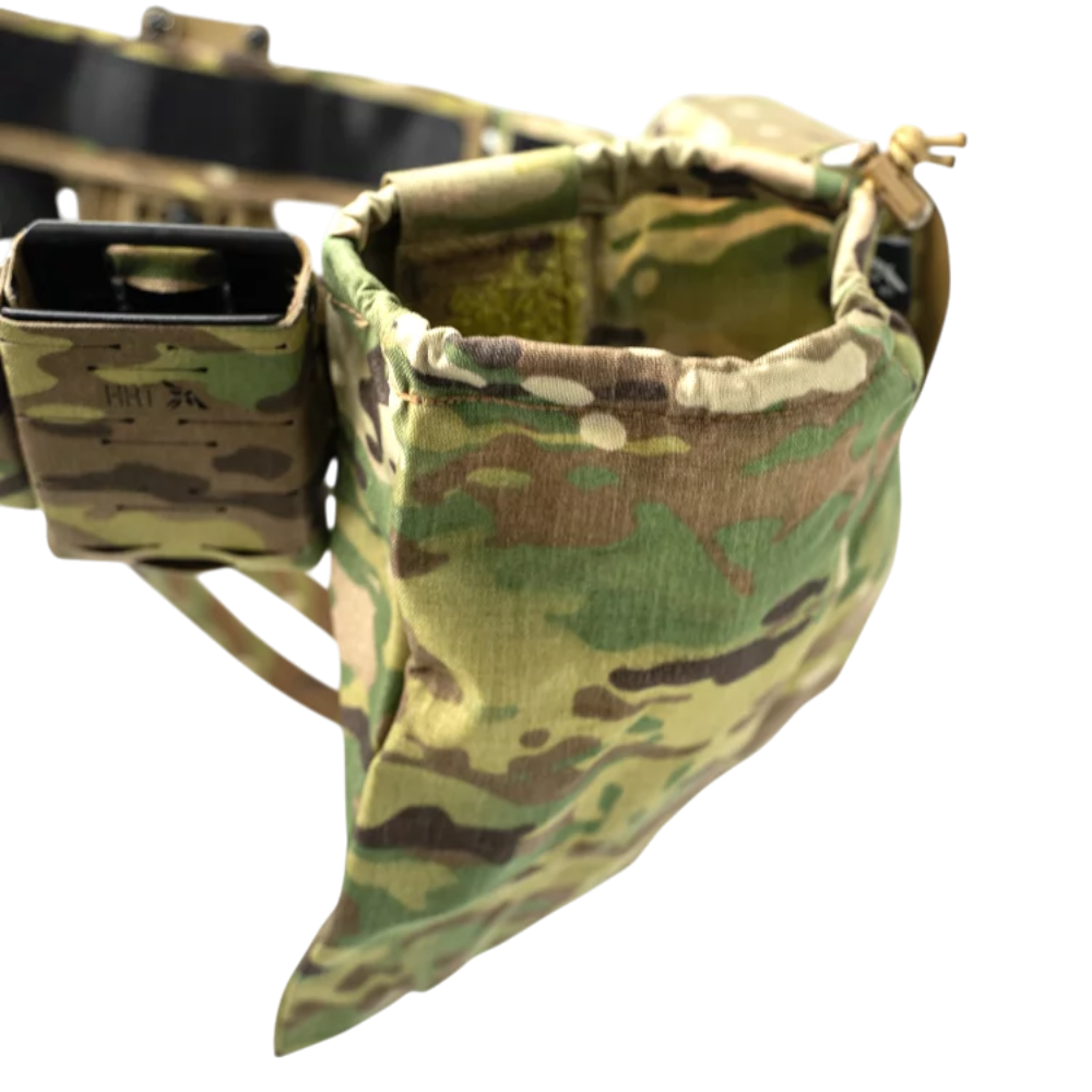 Встановлений відкритий підсумок HRT ARC Dump Pouch у повному розмірі, прикріплений до спорядження