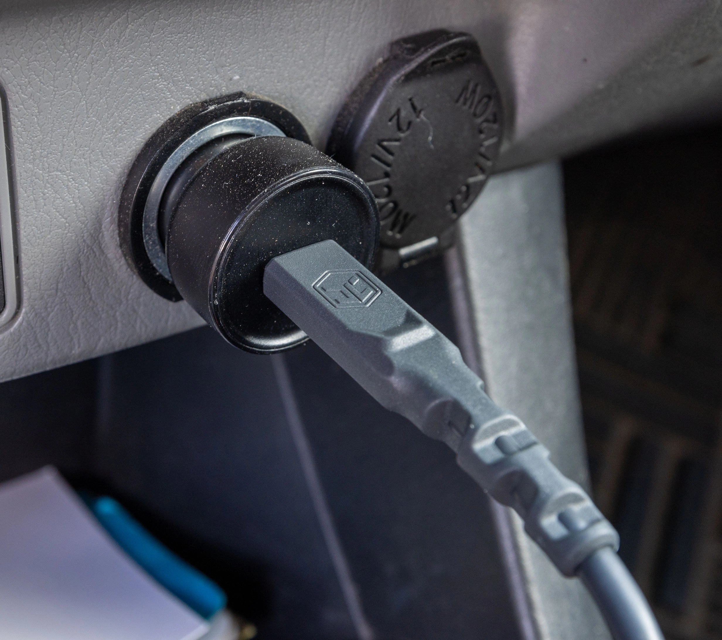 Адаптер живлення Juggernaut 12V DC, підключений до прикурювача авто з кабелем USB-C