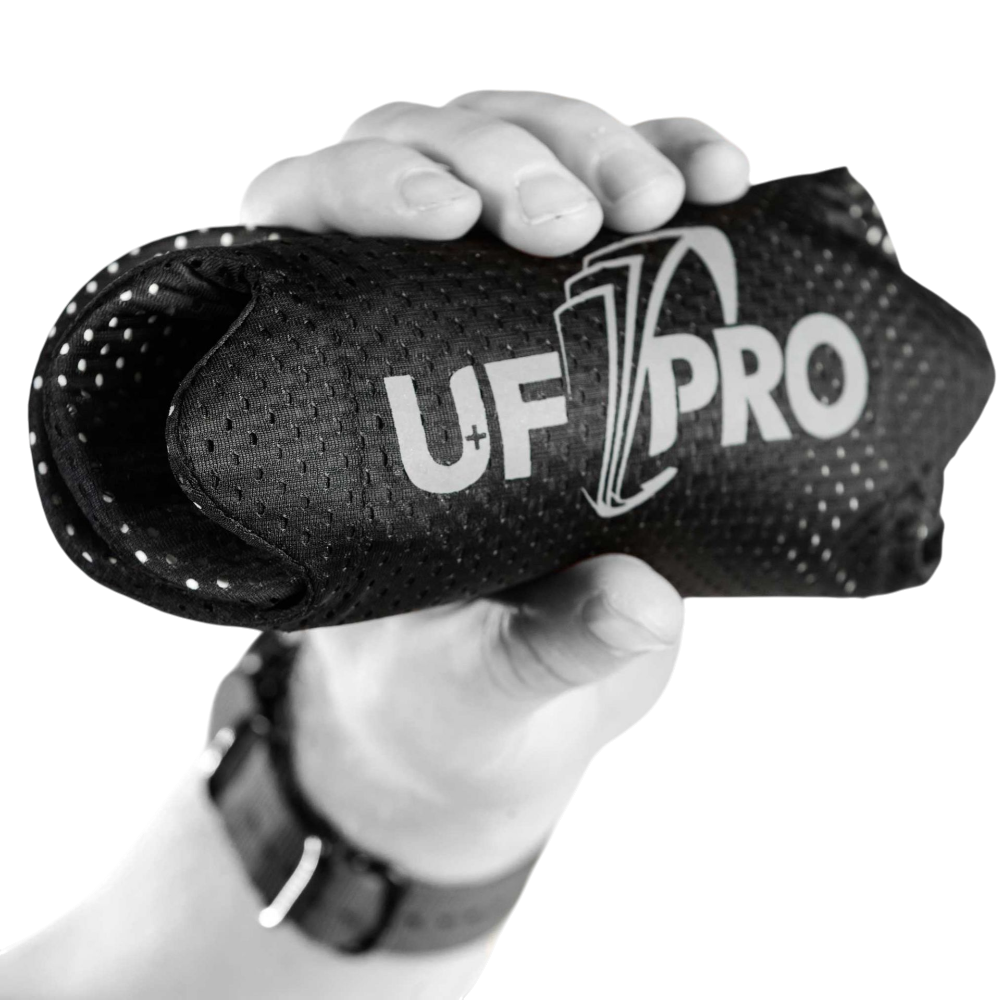 Гнучкість наколінника UF PRO 3D — стиснутий у руці